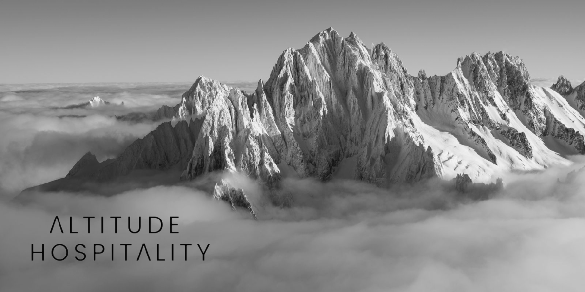 logo altitude hospitality montagnes suisses et des fauteuils pour prendre l'apéritif. 